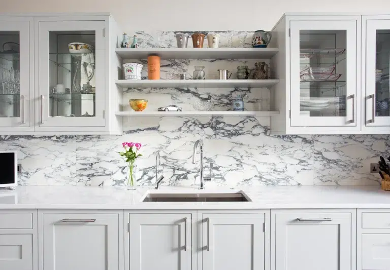 Marble kitchen surfaces in an Edinburgh city centre home by Stonecraft